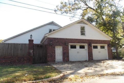 214 S Center StHolly Springs, MS, 38635Marshall County