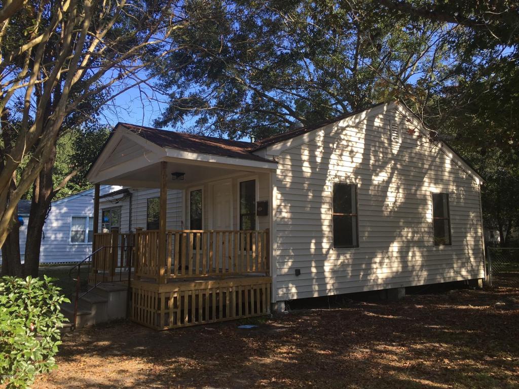 1302 Buena Vista St, Pascagoula, MS 39567