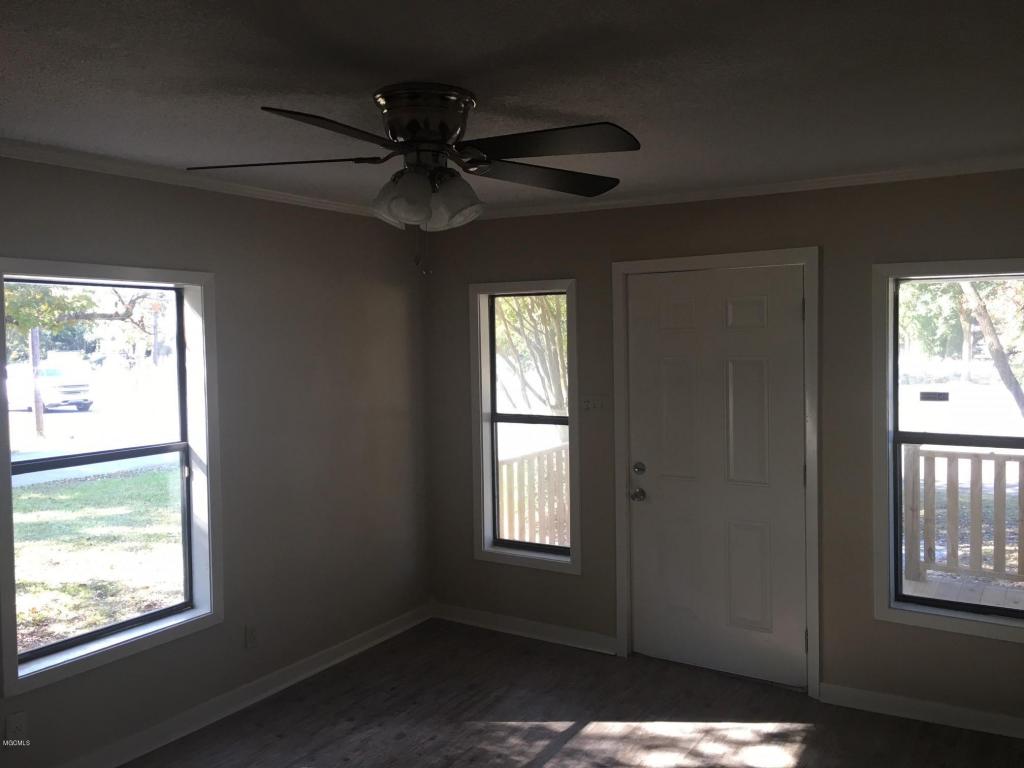 1302 Buena Vista St, Pascagoula, MS 39567