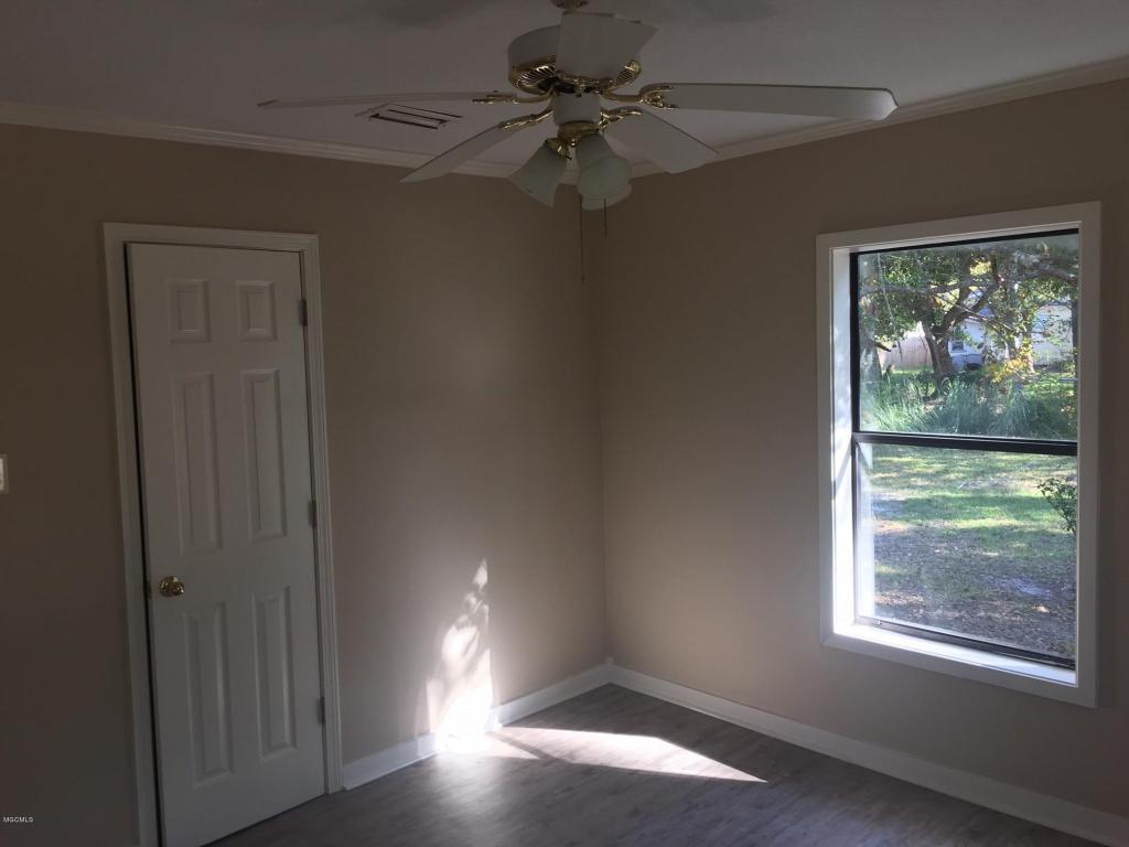 1302 Buena Vista St, Pascagoula, MS 39567