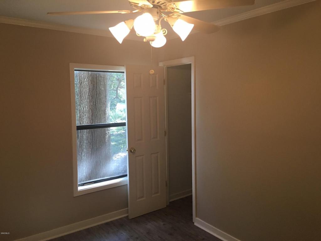 1302 Buena Vista St, Pascagoula, MS 39567