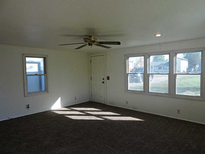 713 S 1st Street, Hardin, MT 59034