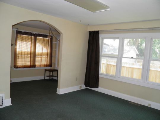413 1/2 N Meade Ave, Glendive, MT 59330