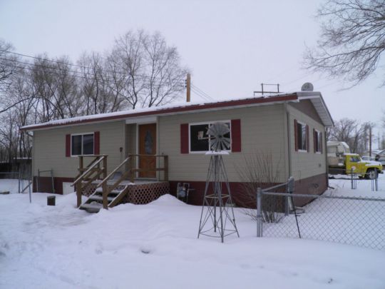 811 Mobile Ave, Glendive, MT 59330
