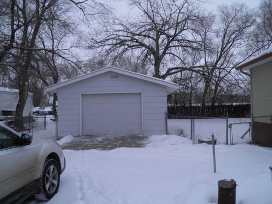 811 Mobile Ave, Glendive, MT 59330