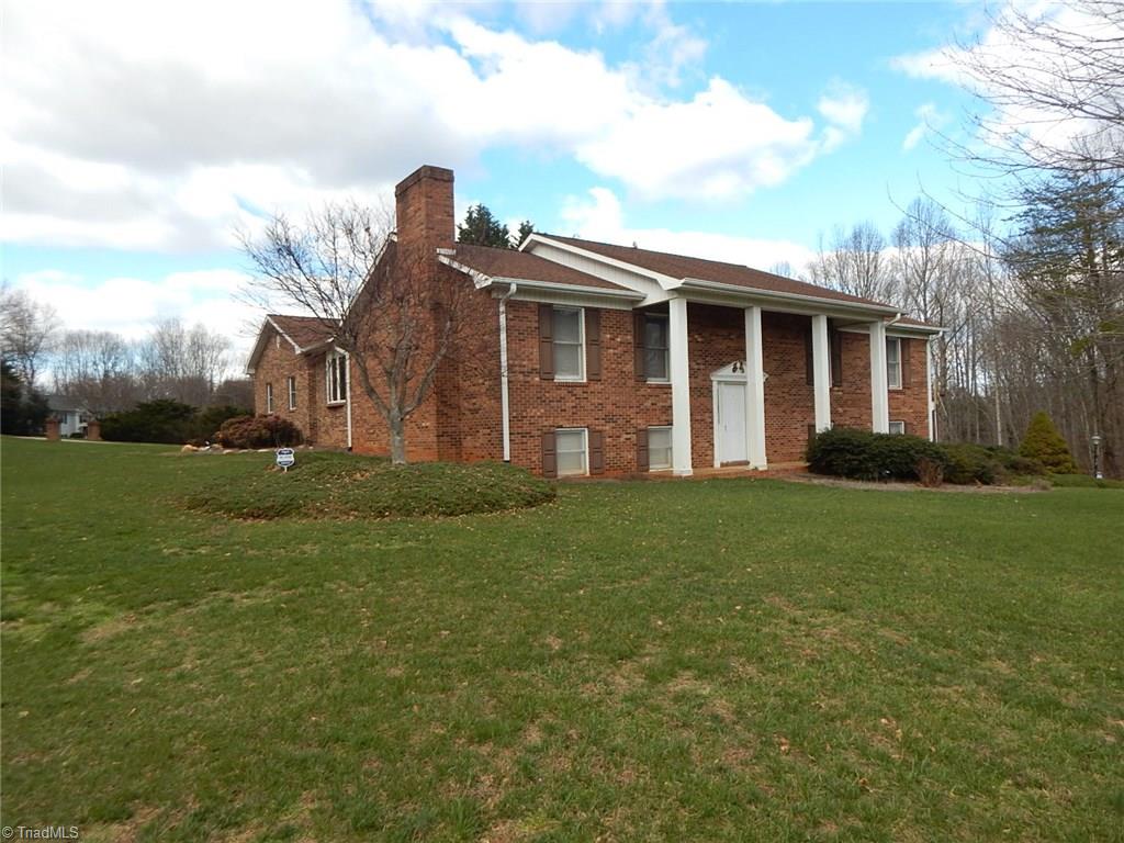 421 Golf Course Road, Pilot Mountain, United States 27041