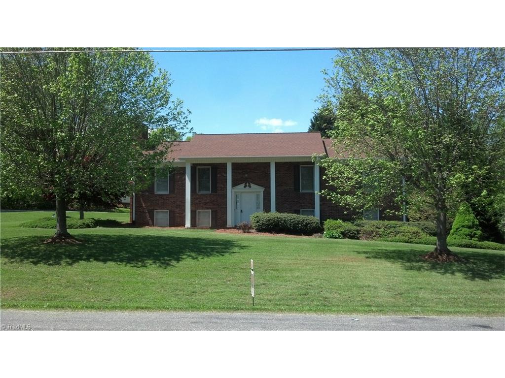421 Golf Course Road, Pilot Mountain, United States 27041