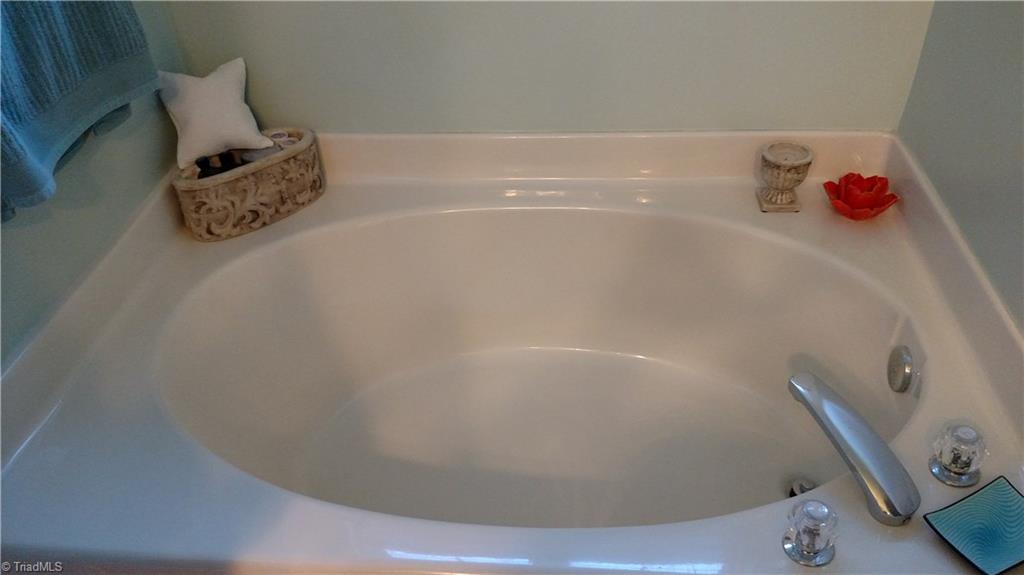 206 Jamestown Oaks Drive, Jamestown, NC 27282
