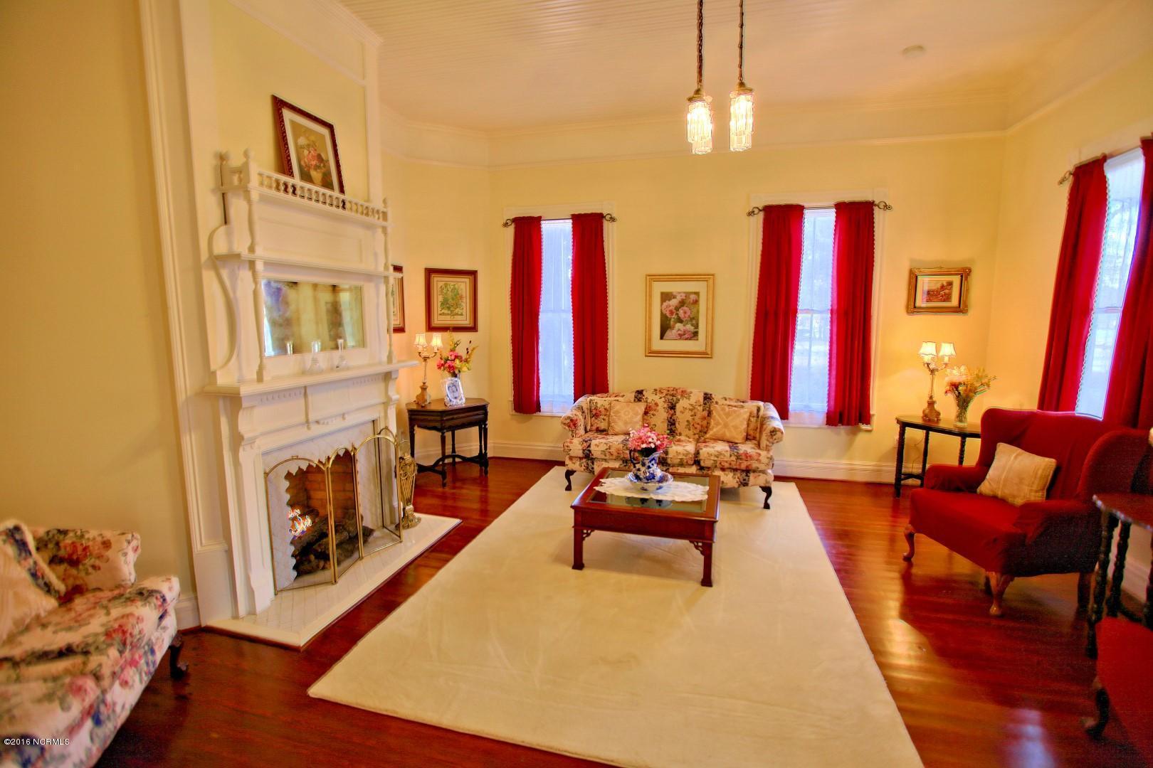 305 E Elm St, Bladenboro, United States 28320