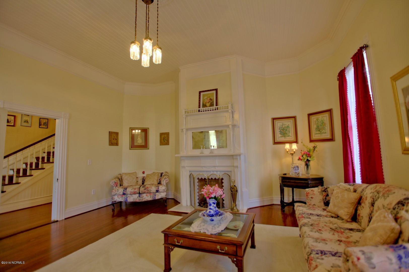 305 E Elm St, Bladenboro, United States 28320