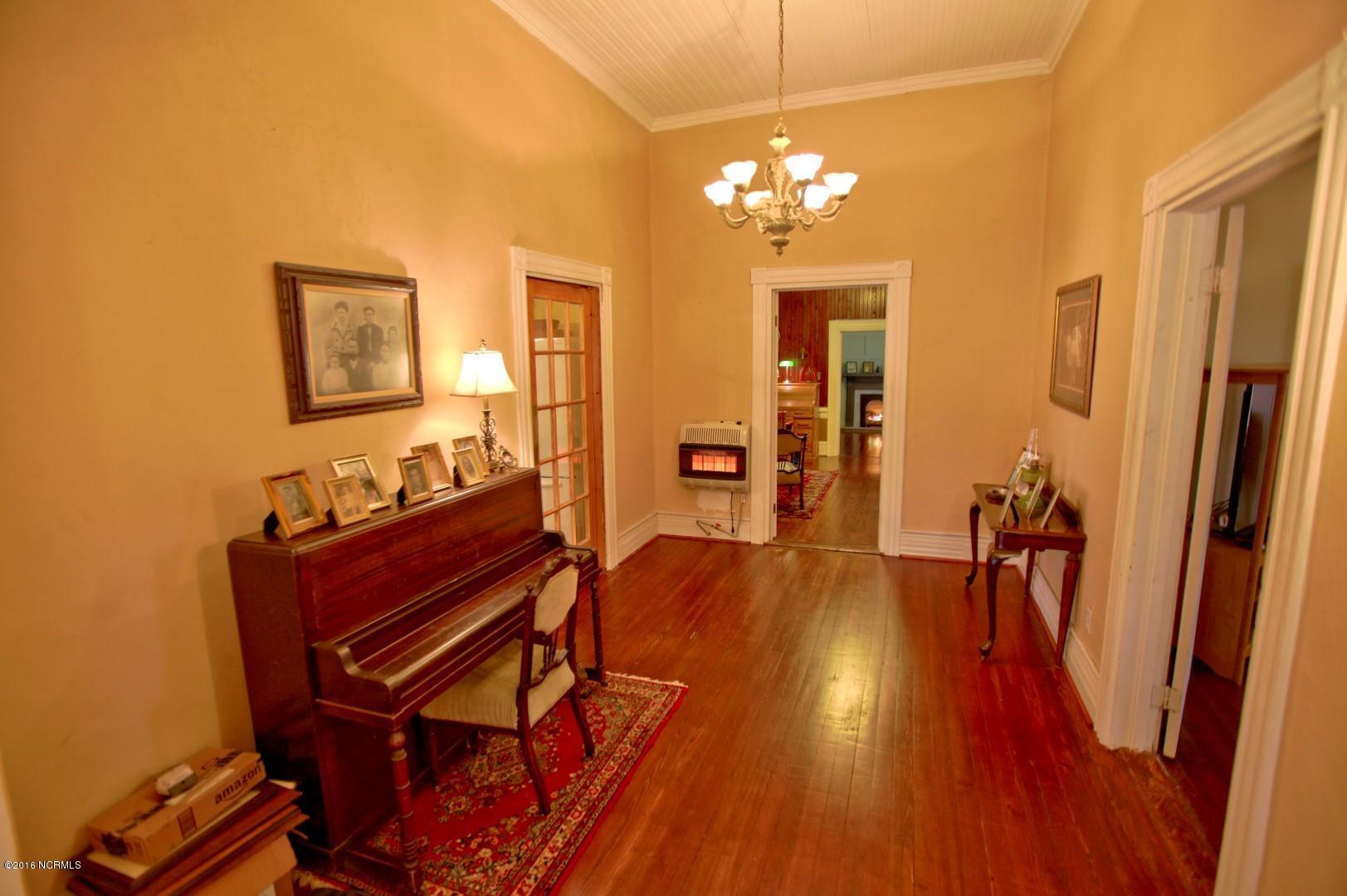 305 E Elm St, Bladenboro, United States 28320