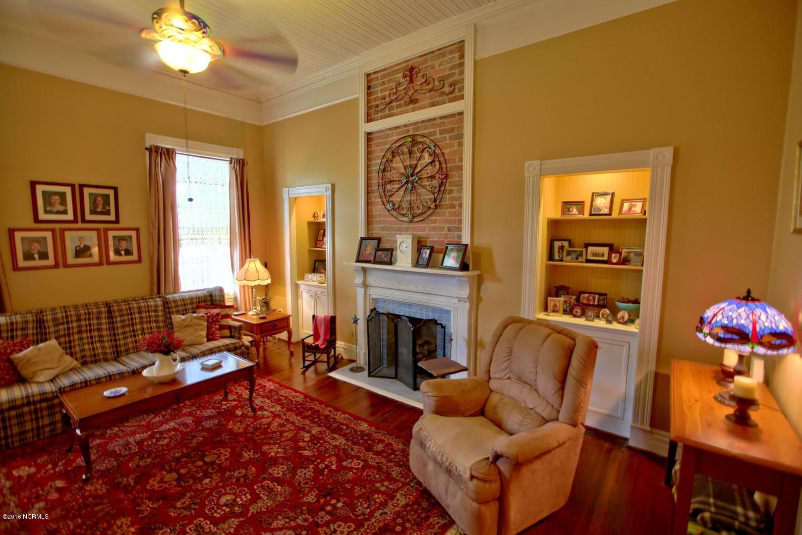 305 E Elm St, Bladenboro, United States 28320