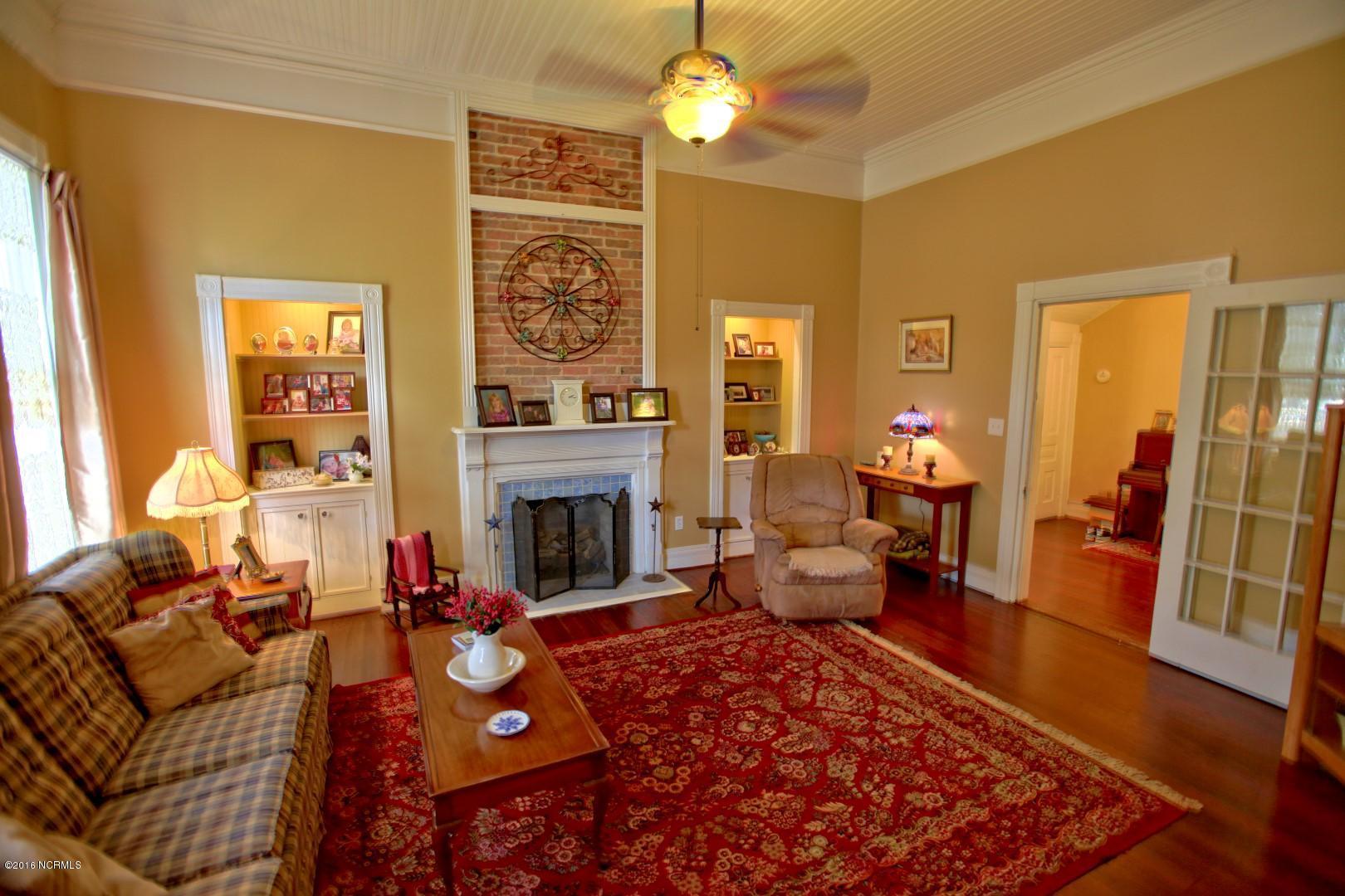 305 E Elm St, Bladenboro, United States 28320