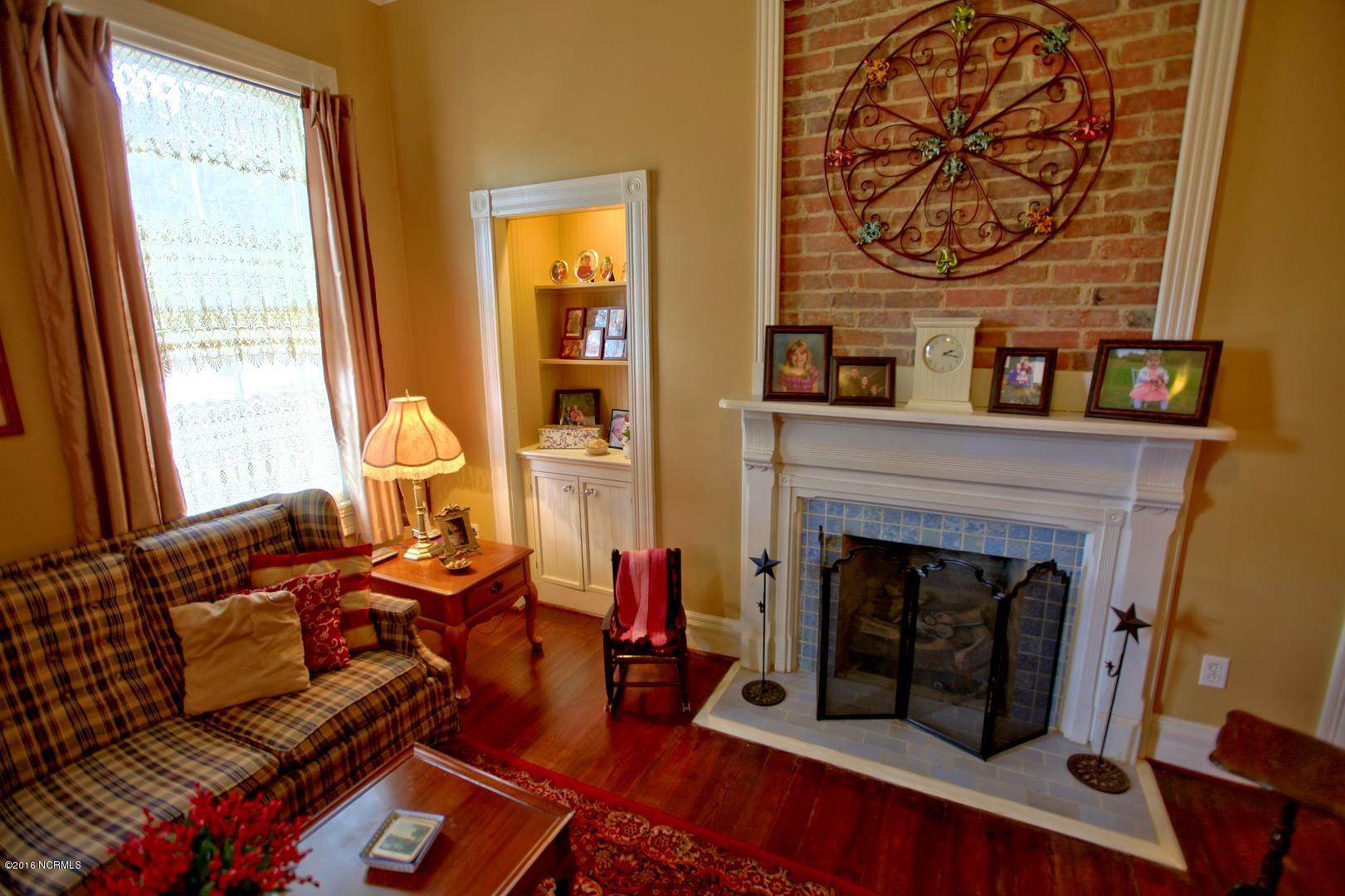 305 E Elm St, Bladenboro, United States 28320