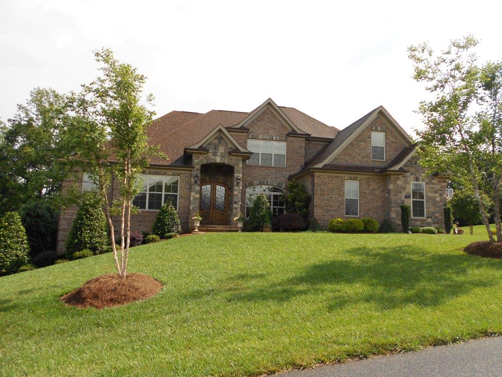 6302 Dwayne Starnes Dr, Hickory, NC 28602