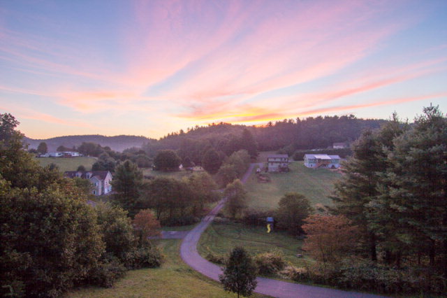 230 BRADY LN, Deep Gap, NC 28618