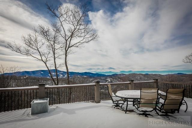 158 Settlers Knob Rd, Elk Park, NC 28622