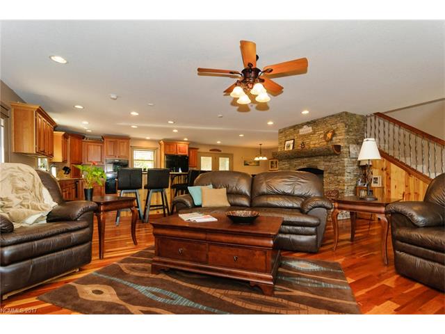 216 Simmons Road, Burnsville, NC 28714