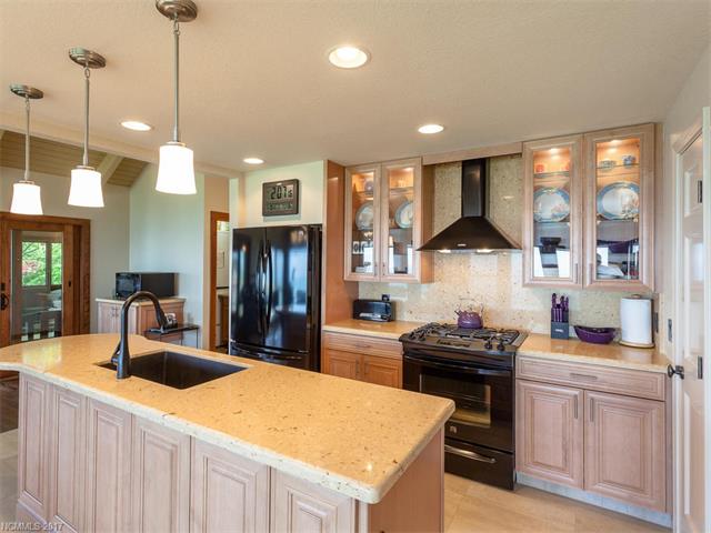 460 Rhododendron Ln, Burnsville, NC 28714
