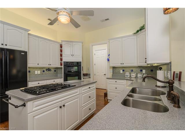 43Tudor Crescent Ct, Hendersonville, NC 28739