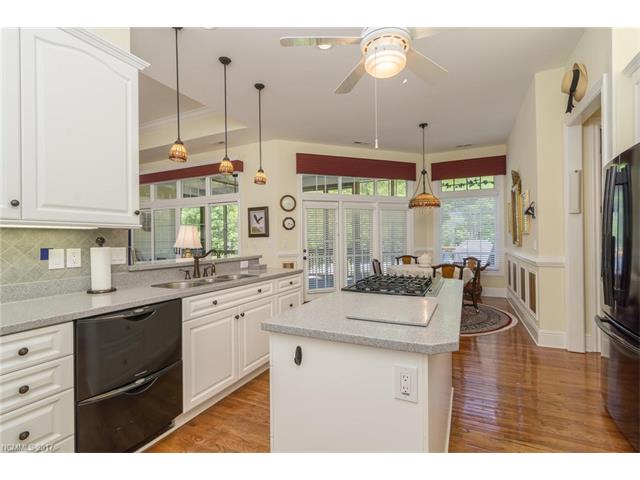 43Tudor Crescent Ct, Hendersonville, NC 28739