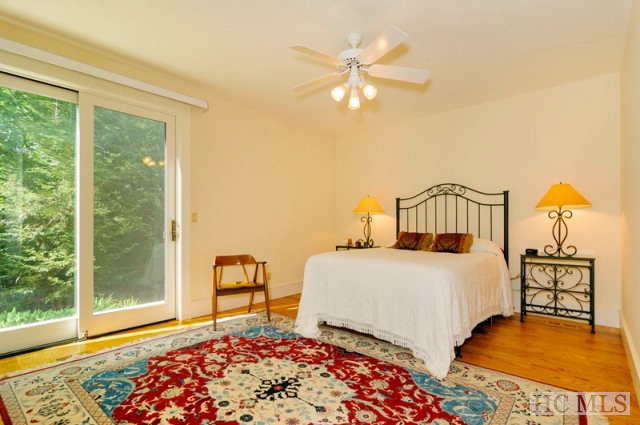 66 Cardinal Drive West, Lake Toxaway, NC 28747