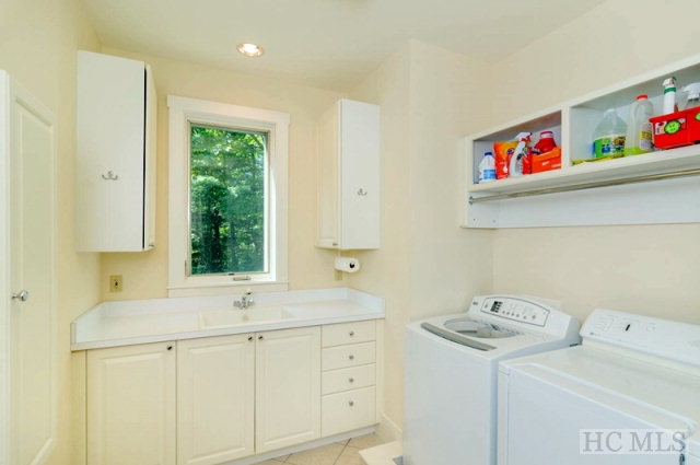 66 Cardinal Drive West, Lake Toxaway, NC 28747
