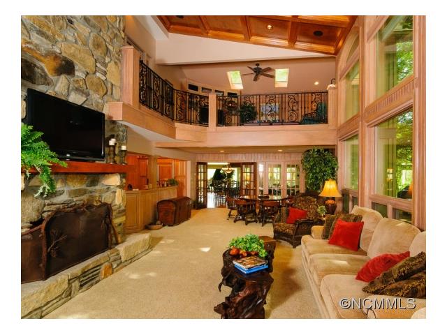 907 North Club Blvd, Lake Toxaway, NC 28747