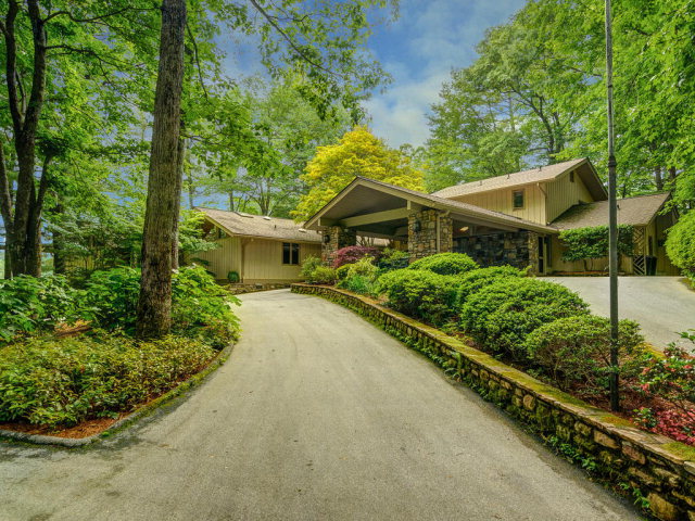 907 North Club Blvd, Lake Toxaway, NC 28747
