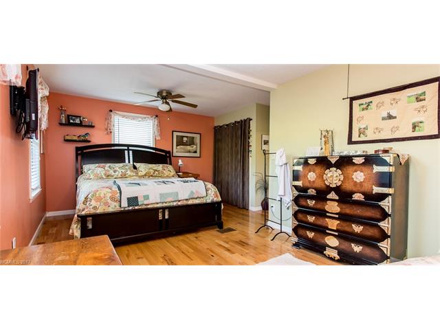 74Gibbs Rd, Leicester, NC 28748