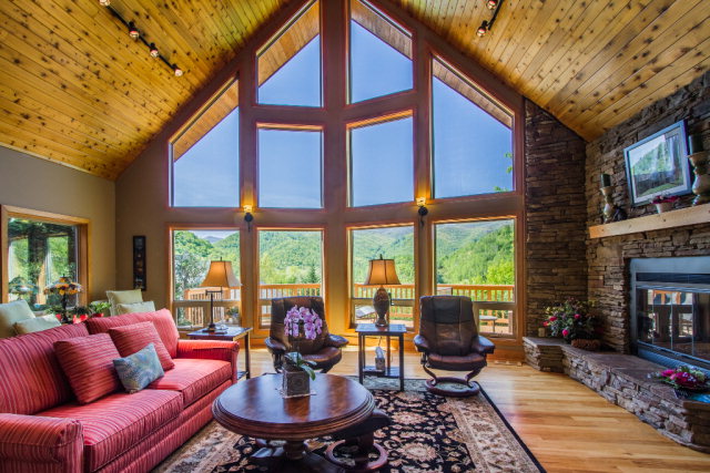 36 Laurel Hill Dr, Whittier, NC 28789