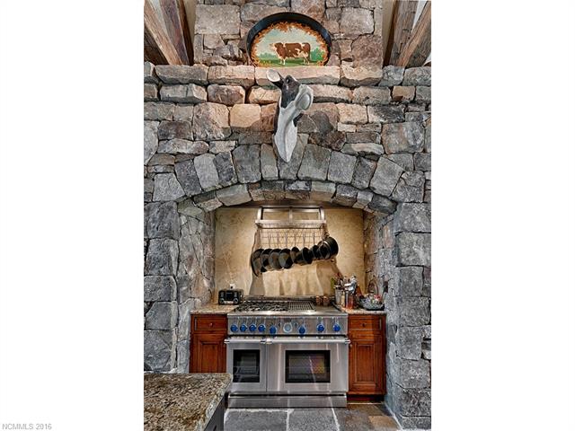 646 Pinnacle Mountain Road, Zirconia, NC 28790