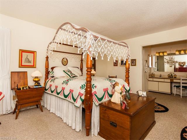 3002 Essex Court N, Hendersonville, NC 28791