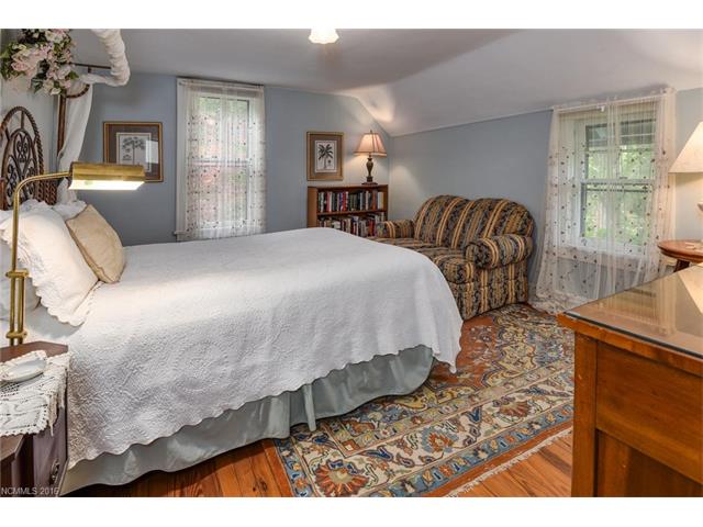 235Pearson Dr, Asheville, NC 28801