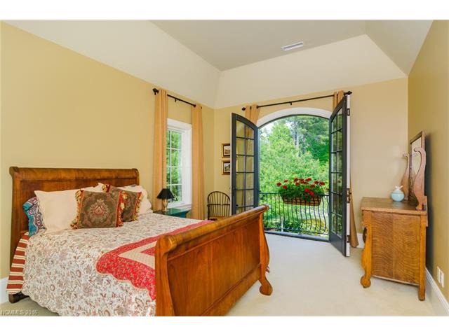 22 Beadle Ln, Asheville, NC 28803