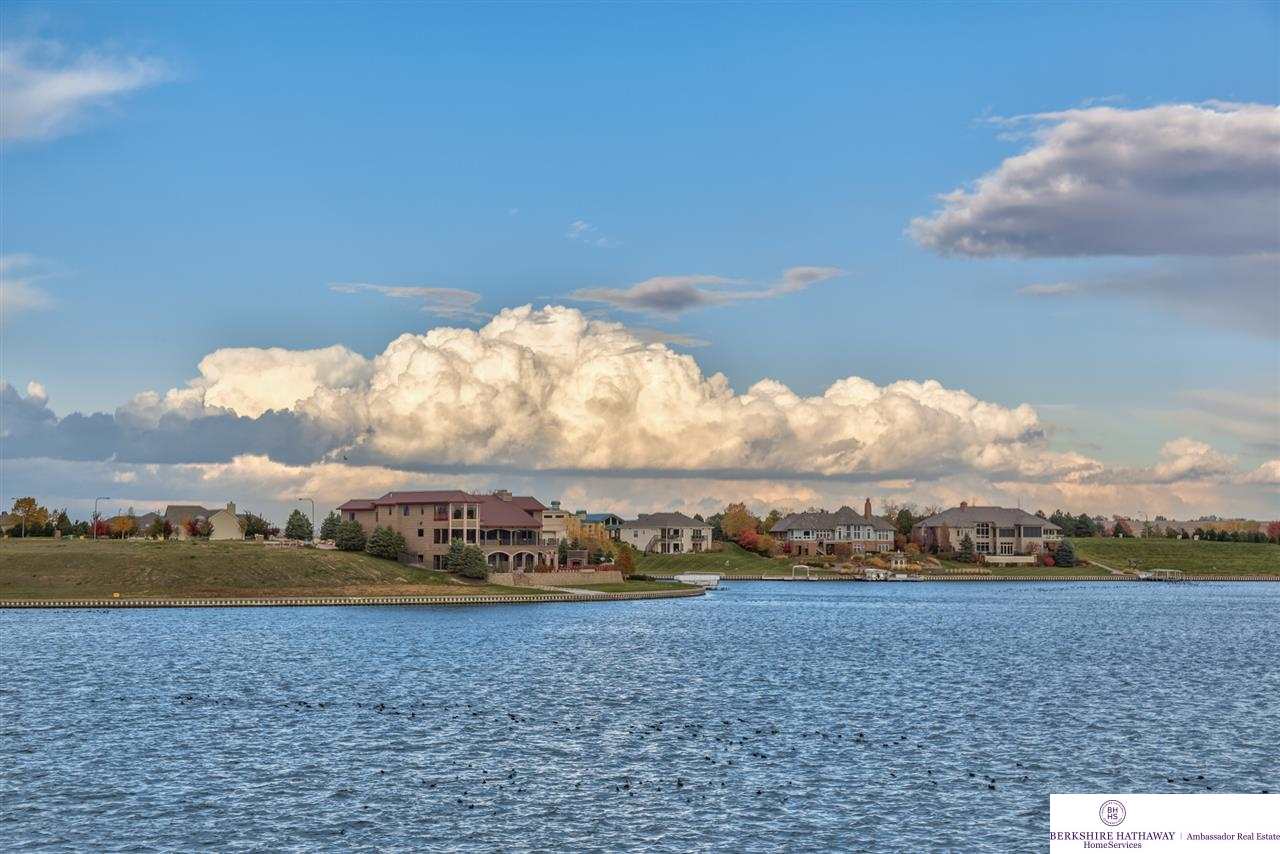 17711 N Reflection, Bennington, NE 68007