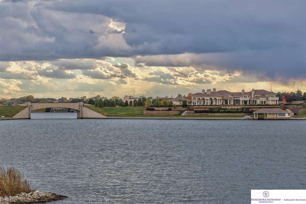 17703 N Reflection, Bennington, NE 68007