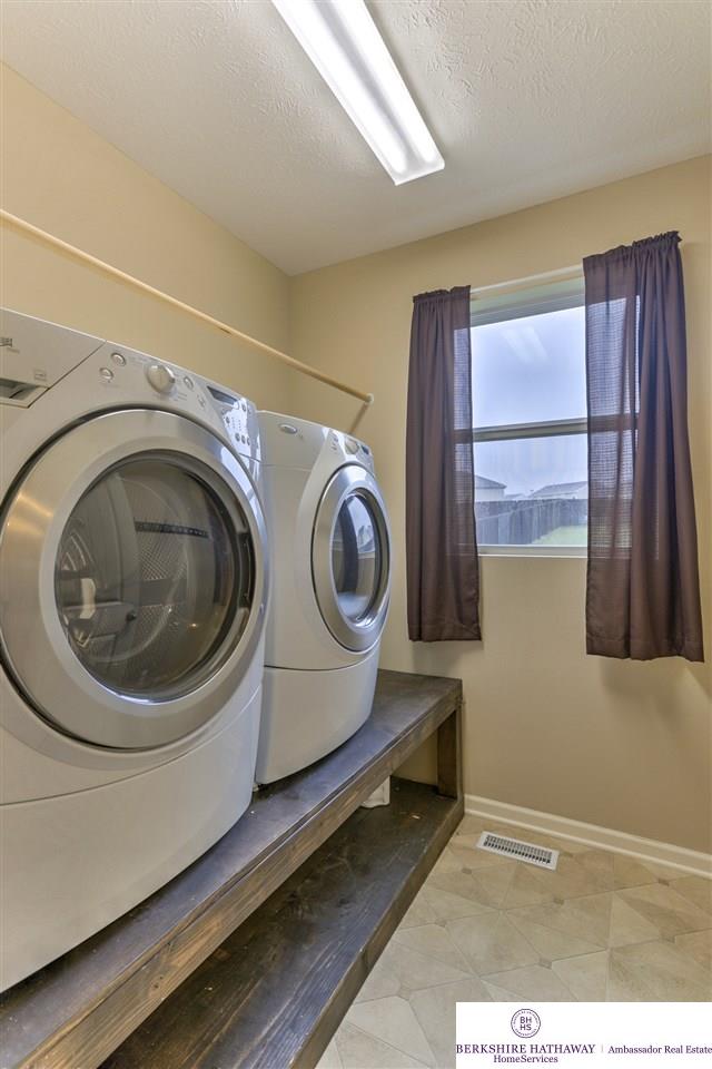 15908Hanover Falls, Bennington, NE 68007