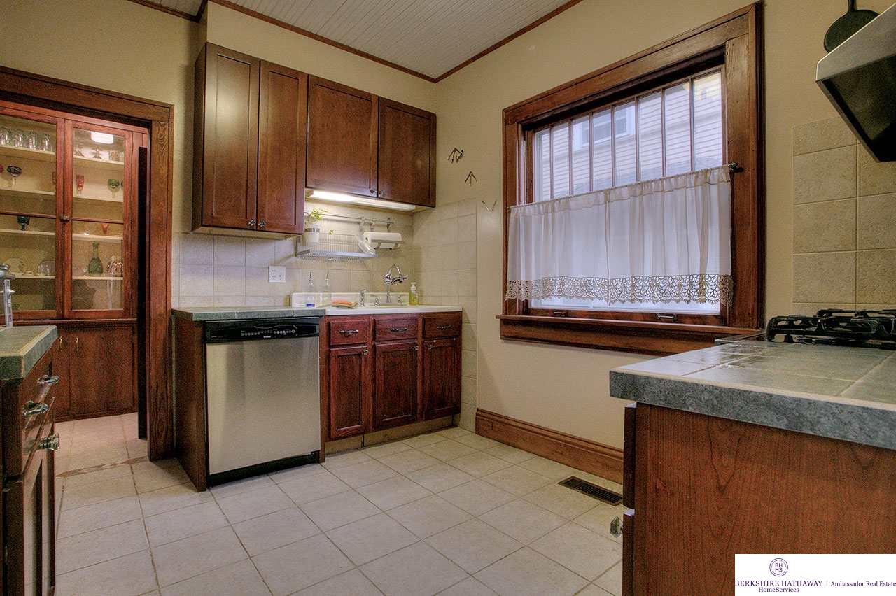 819 S 35, Omaha, NE 68105