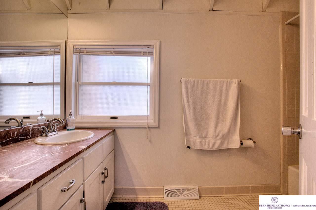 1029 S 35, Omaha, NE 68105
