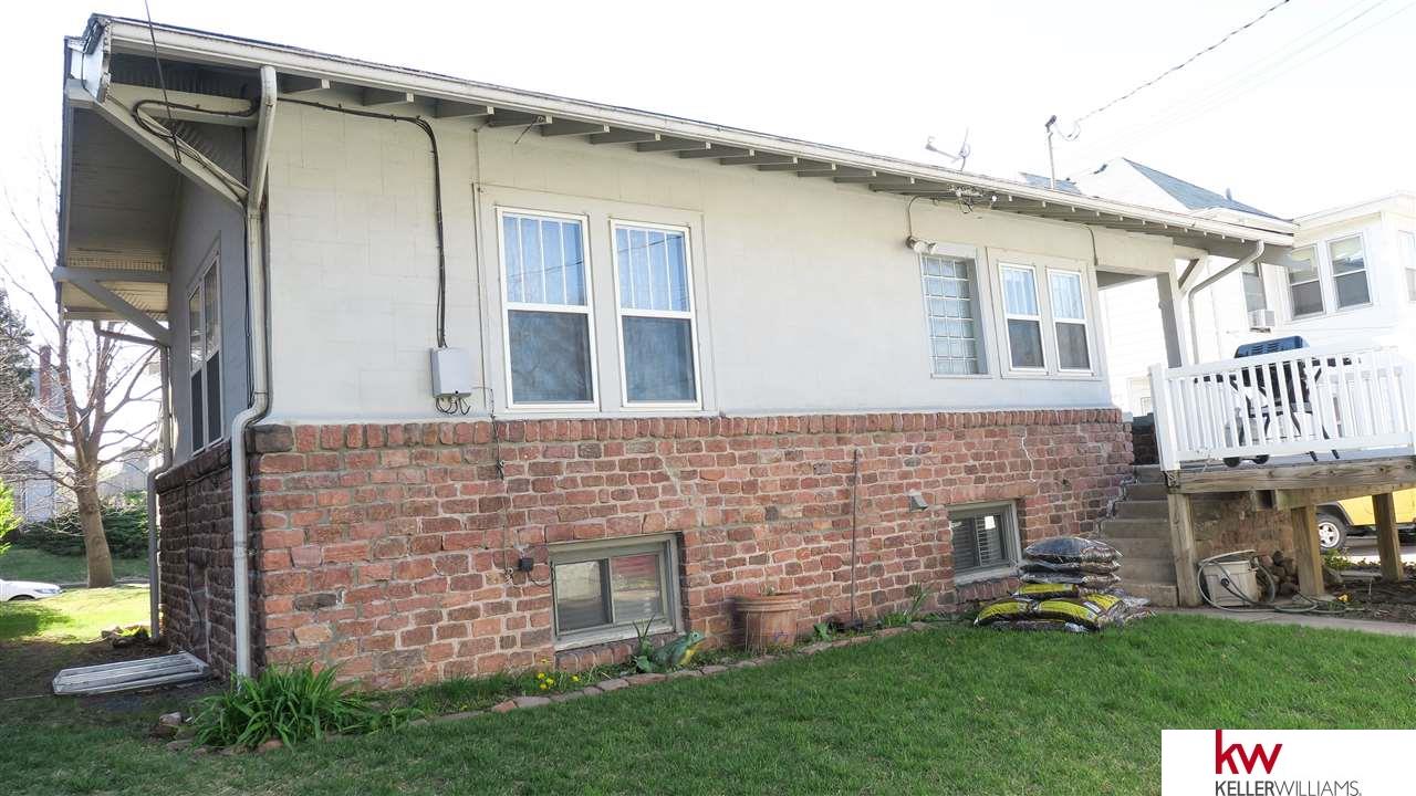 2227 S 32, Omaha, NE 68105