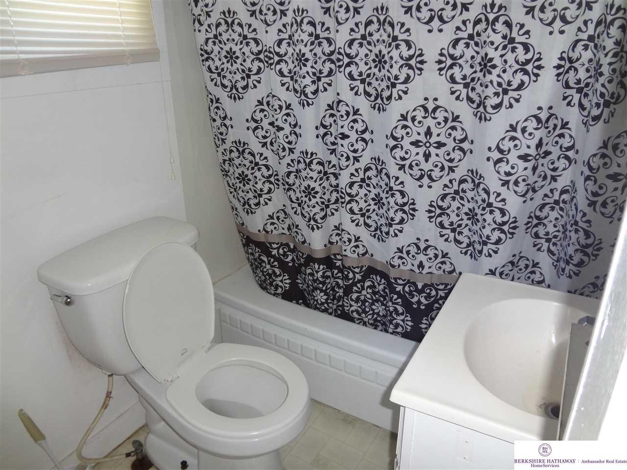 5427 S 21, Omaha, NE 68107