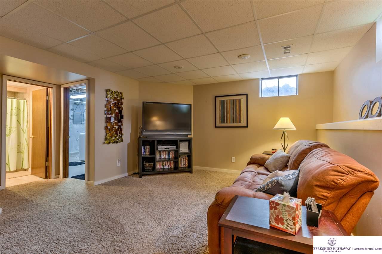 9446 N 29, Omaha, NE 68112