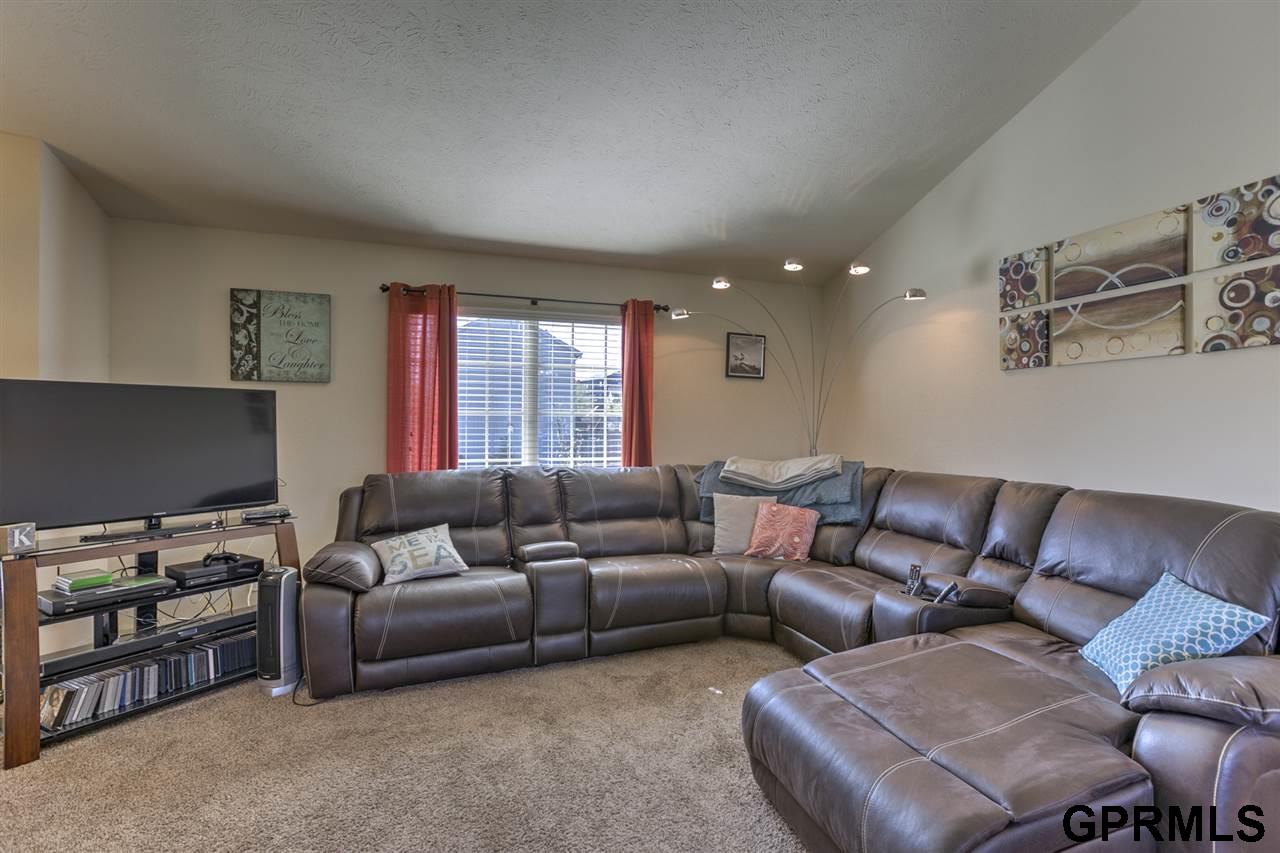 4655 N 160, Omaha, NE 68116