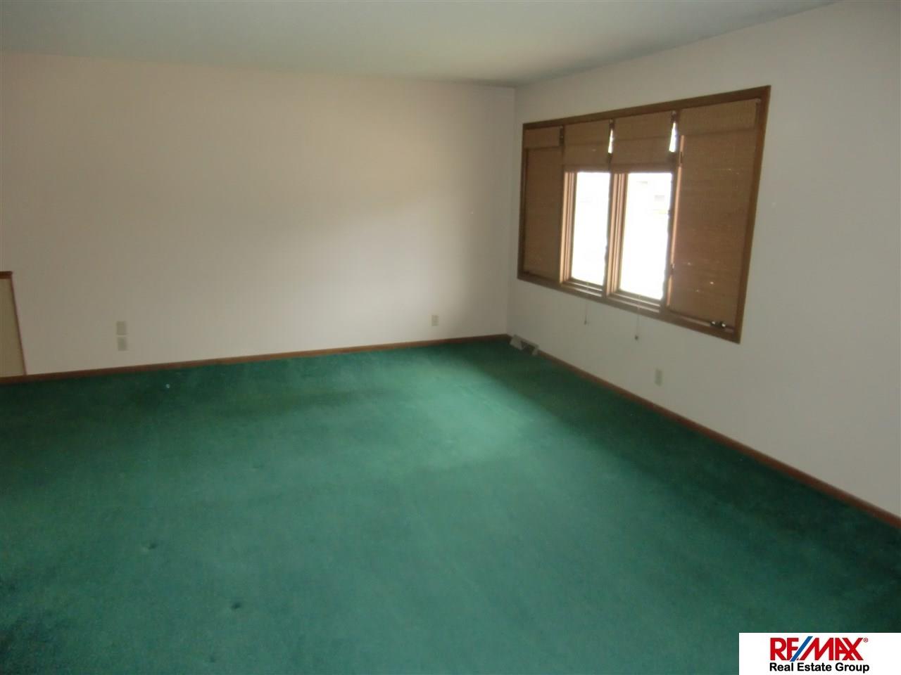 4824 S 92, Omaha, NE 68127