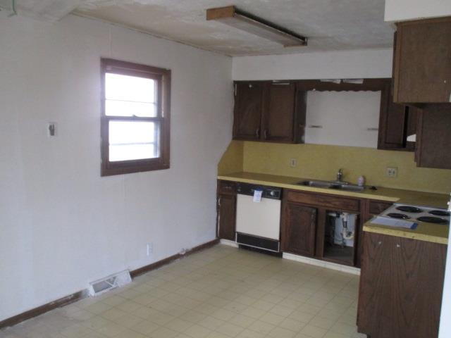 11234 Corby StOmaha, NE, 68164Douglas County