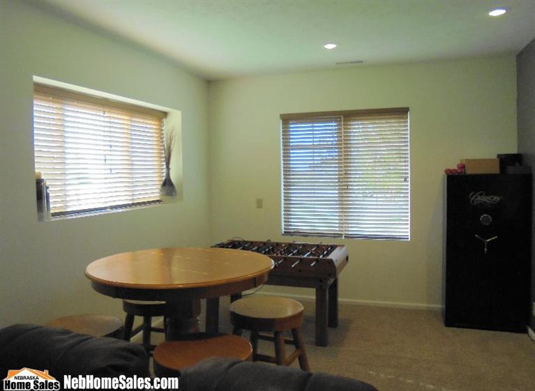 177Northwood Lane, Palmyra, NE 68418