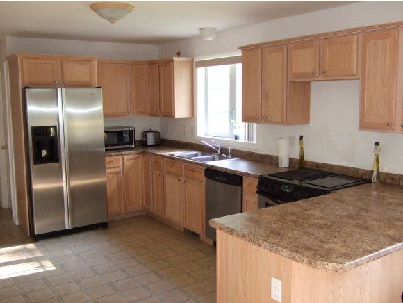 99 S Ridge Dr, Manchester, NH 03109