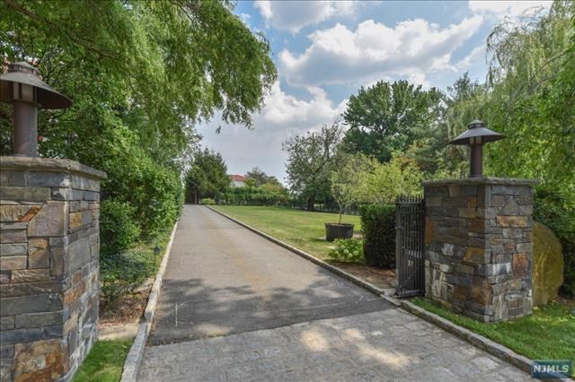 1040Arcadian Way, Fort Lee, NJ 07024