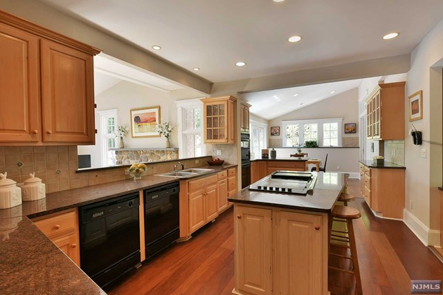 1 Brook Valley Ter, Kinnelon Borough, NJ 07405